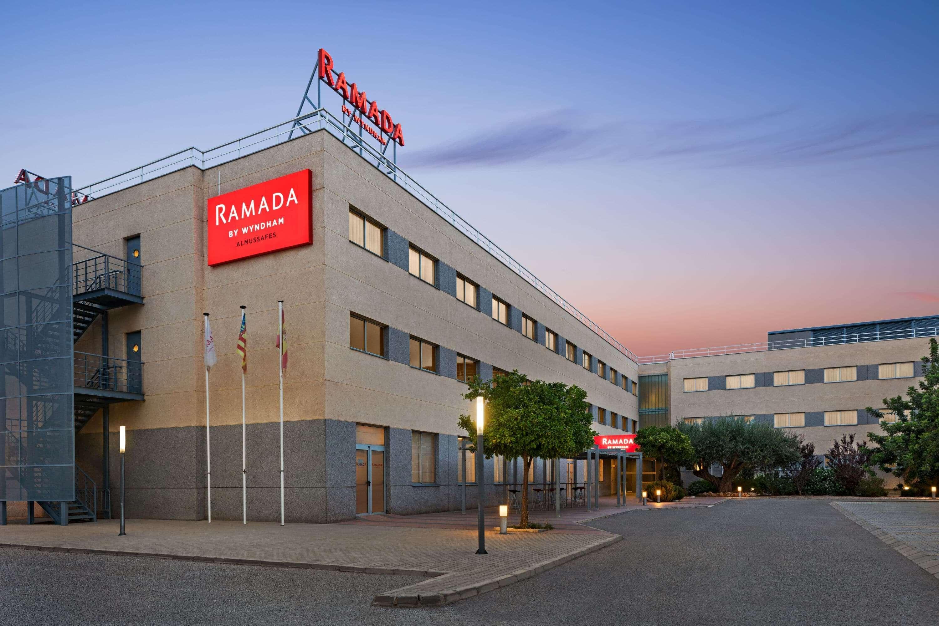 Ramada By Wyndham Valencia Almussafes Hotel Exterior foto