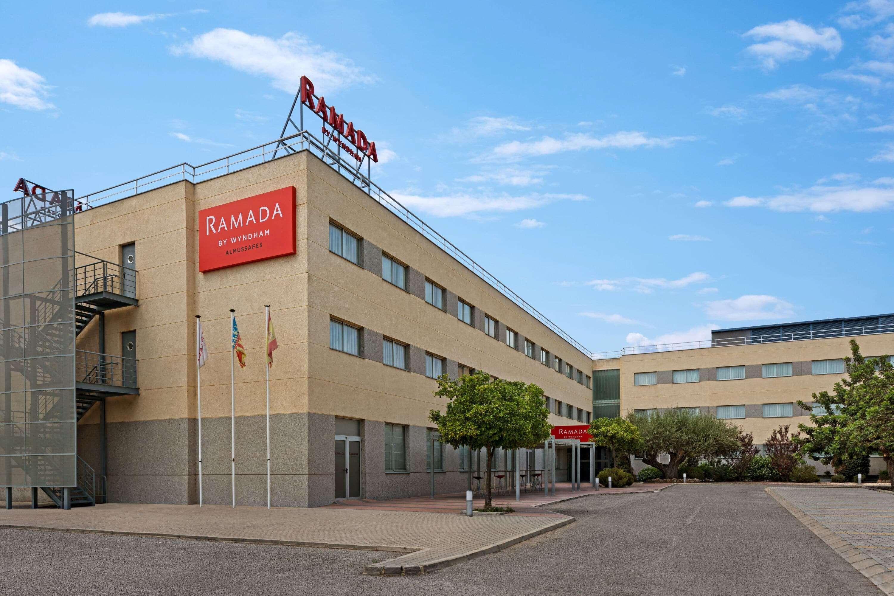 Ramada By Wyndham Valencia Almussafes Hotel Exterior foto
